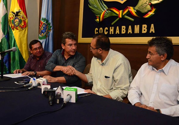 Representantes de la SIB junto al Ministro de Obras Públicas y el Gobernador, ayer. - José Rocha Los Tiempos