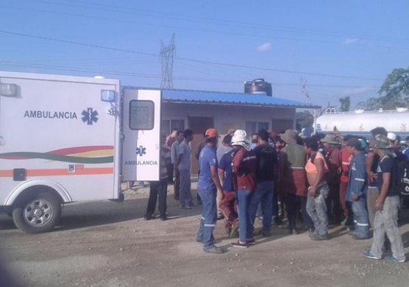 Una ambulancia llega al campamento de la empresa Sinohydro a recoger a los heridos, luego del enfrentamiento entre chinos y bolivianos, ayer. - Radio Fides Agencia
