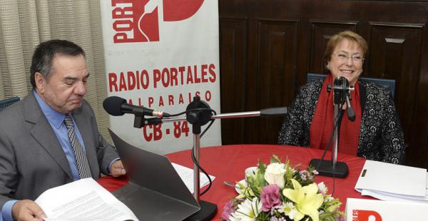 La presidenta chilena visitó la quinta región de ese país y su equipo de comunicación pidió que se transmita en cadena regional la entrevita