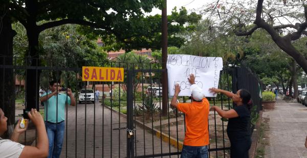 Manifestantes cierran con candado los ingresos de la Gobernación y exigen reunirse con Rubén Costas