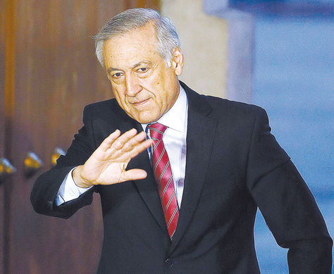 Diplomático. Con el maletín de sus alegatos, Muñoz tras una rueda de prensa.