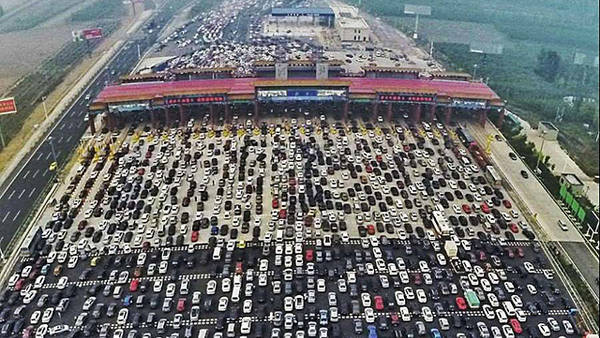 Vehículos atrapados en un congestionamiento de tráfico cerca de una estación de peaje, al regreso a casa después del día de fiesta nacional el día de una semana, en Beijing, China. (Reuters)