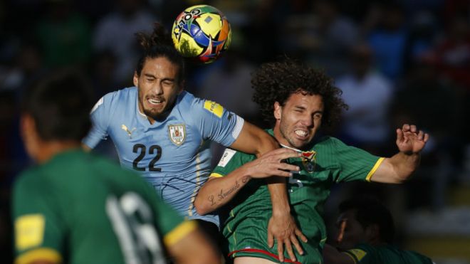 Martín Cáceres anotó el primer gol para Uruguay