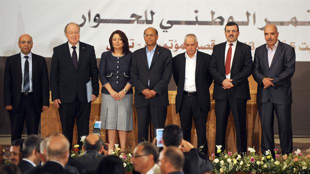 Representantes de los cuatro grupos del Cuarteto, en 2013, con el entonces presidente, el presidente de la Asamblea Constituyente y el primer ministro