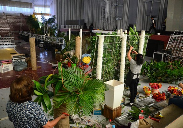 Los organizadores decoran con plantas uno de los ambientes de Univalle. - José Rocha Los Tiempos
