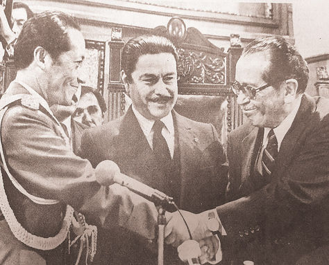 Transmisión. Vildoso (der.) entrega el gobierno del país a Siles el 10 de febrero de 1982.