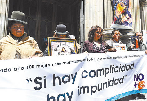 Protesta. Familiares de víctimas cuestionan la impunidad en feminicidios, en la Catedral de La Paz.