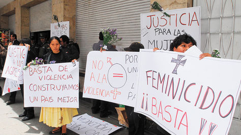 Reacción. Protesta de mujeres alteñas en la puerta de la Fiscalía, después de una marcha.