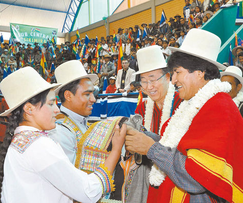 Cochabamba. El presidente Evo Morales y el secretario general de la ONU, Ban Ki-moon, reciben un obsequio de los pobladores de Vila Vila.