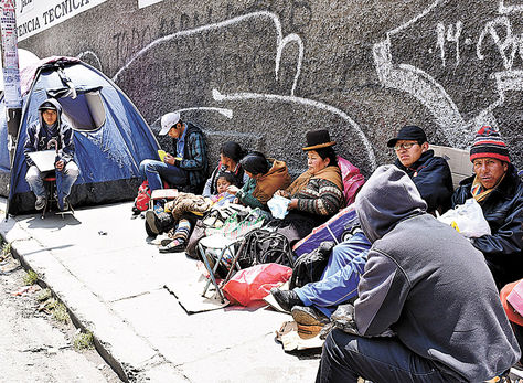 Ayuda. Padres de familia y estudiantes hacen fila por un cupo premilitar en el Estado Mayor.