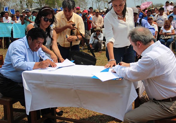 La firma del contrato entre representantes de Constratas Iglesias y del Estado boliviano, en septiembre pasado. -   Abi Agencia