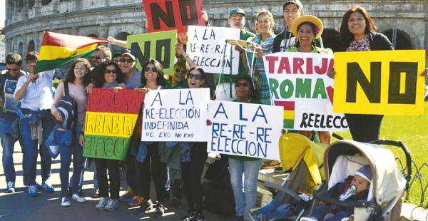 residentes se hacen escuchar posaron con pancartas en el frontis del coliseo de roma