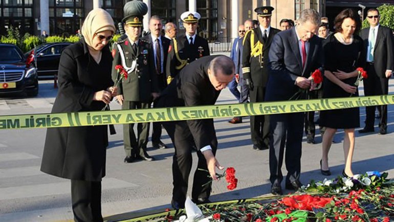 Recep Tayyip Erdogan depositó claveles en memoria de las víctimas del atentado de Ankara