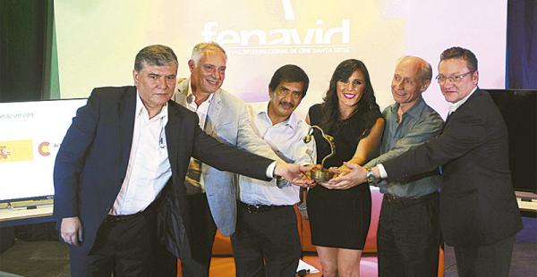 El director Alejandro Fuentes junto a representantes de algunas instituciones que apoyan el Fenavid