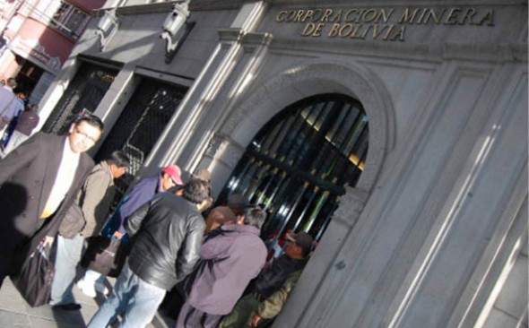 INSTITUCIÓN. Varias personas concentradas en la puerta principal del edificio de la Comibol . -   Archivo La Prensa