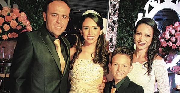Foto familiar para el recuerdo. Juan Alfredo Jordán, Mariana Jordán (cumpleañera), José Raúl Jordán y Claudia Araúz
