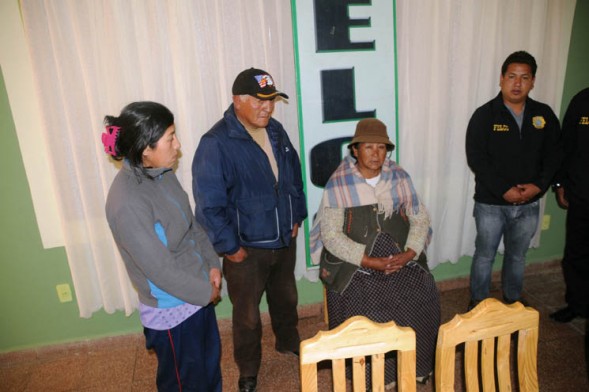 Son familiares de los carniceros que habrían planificado y ejecutado el asesinato de una mujer y de su yerno, en El Alto. - María René Centellas La Prensa