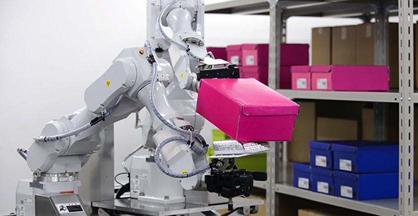 Hitachi presenta su nuevo robot de dos brazos exclusivo para trabajos de almacén hit Hitachi presenta su nuevo robot de dos brazos exclusivo para trabajos de almacén