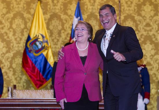El presidente de Ecuador Rafael Correa junto a la mandataria chilena Michelle Bachelet, el pasado jueves en Quito. -   Efe Agencia