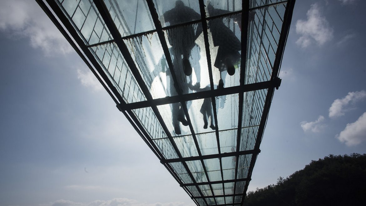Es la última de una serie de atracciones con el piso de cristal que se han inaugurado en China y en el resto del mundo