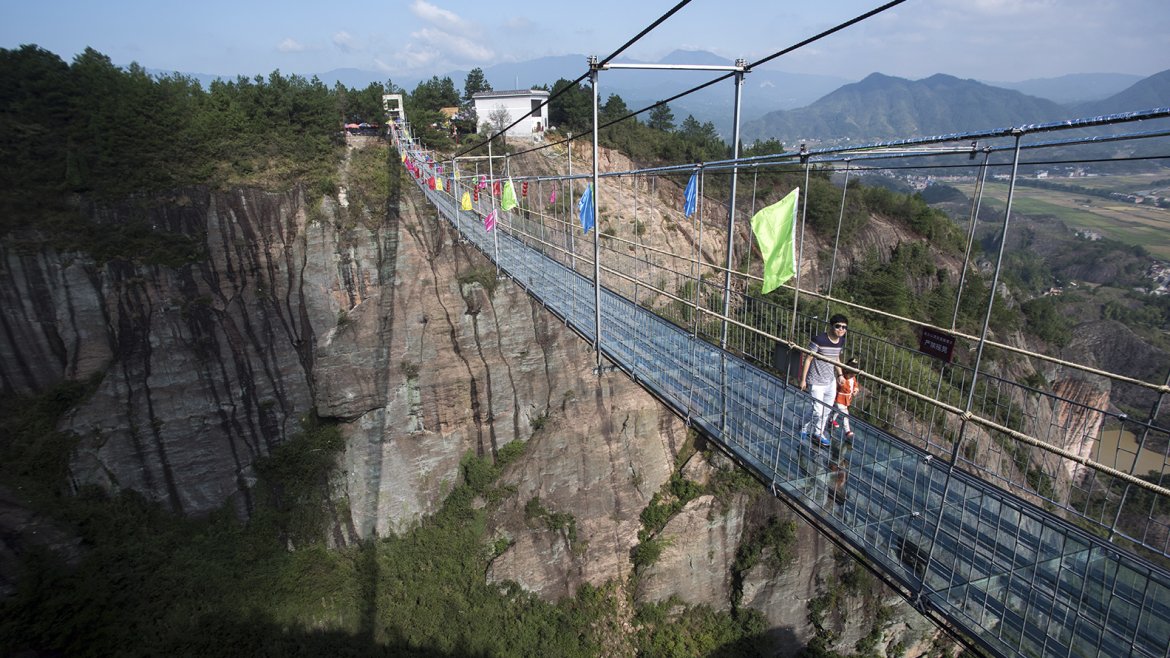 A pesar de su apariencia que provoca pánico, sus creadores dicen que el puente en el Parque Nacional Geológico Shiniuzhai es perfectamente seguro