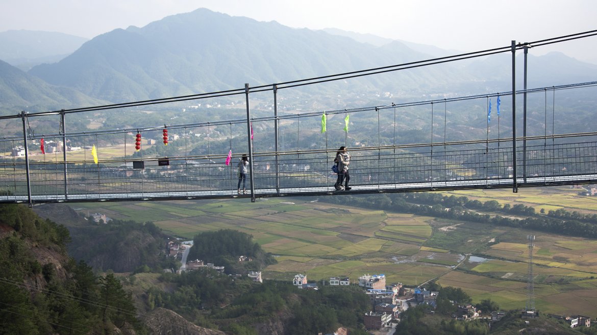 El puente que construimos se mantendrá firme incluso si los turistas saltan sobre él, le dijo un trabajador que construyó el puente al servicio estatal de noticias de China.