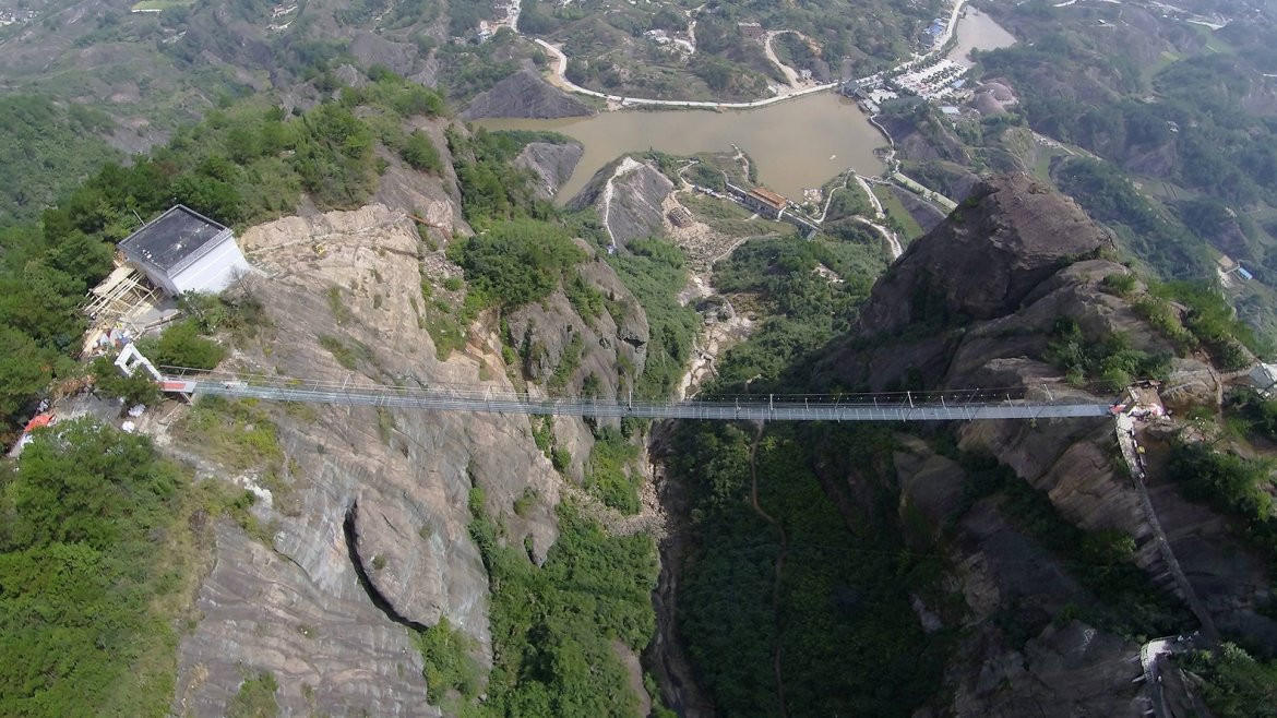 El puente de vidrio mide 300 metros de largo y se encuentra a 180 metros de altura