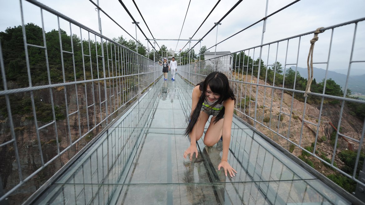 Permite a los turistas mirar a través de 2.5 pulgadas de cristal de vidrio transparente el fondo del cañón, como si uno mismo estuviera suspendido en el aire