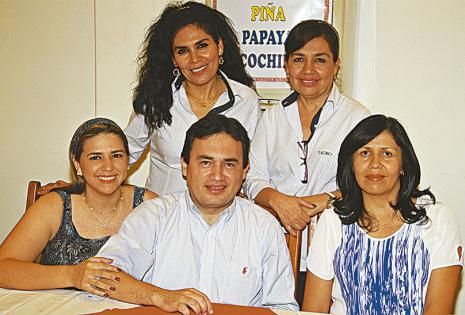 Guadalupe Zabala y Maggie Villarroel, Tatiana Salazar, Remy Villarroel y Sandra Herbas