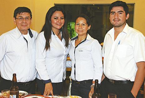 Guido Dávila, Guisela Campero, Graciela Montaño y Nery Valverde compartieron una bonita charla acerca del tiempo que llevan en la empresa. Fue un día muy especial para disfrutar entre colegas