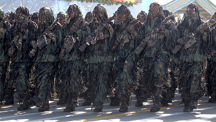 Miembros del Ejército iraní marchan durante un desfile que conmemora el aniversario de la guerra entre Irán e Irak