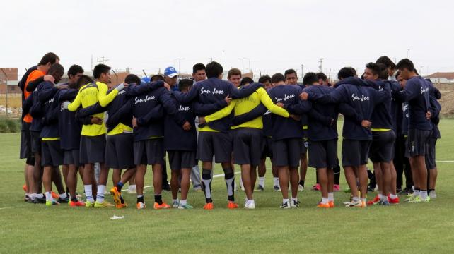 Los jugadores y el cuerpo técnico tuvieron una charla durante por casi una hora y media. Foto: Etzhel Llanque