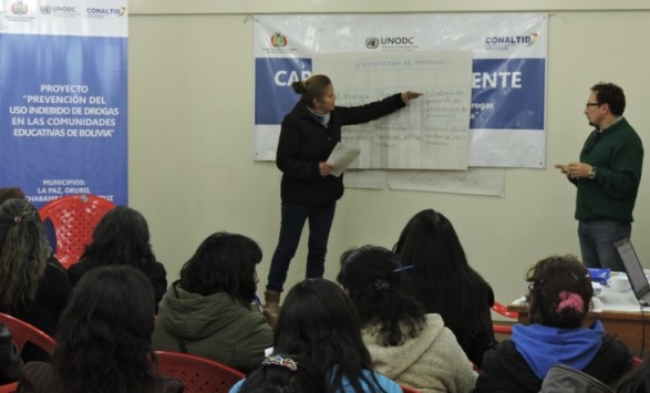 Maestros de Cochabamba realizan trabajos de grupos en torno a la prevención en el uso indebido de drogas en jóvenes y adolescentes. Foto: UNODC. -     Los Tiempos