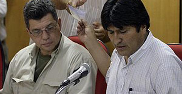 El exembajador Julio Montes y el presidente Evo Morales en 2006. El diplomático es ahora empresario ferroviario