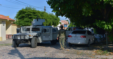 Los vehículos blindados de la Armada patrullan Culiacán, capital de Sinaloa, el estado donde se realiza una intensa búsqueda del narcotraficante Joaquín "El Chapo" Guzmán. Foto: AFP