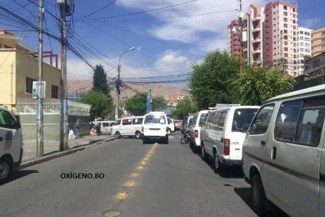 La Paz Policía Sale A Identificar A Choferes Que Bloquean Con Vehículos Sin Placas Ejutv 0895