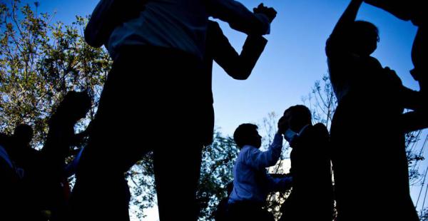 Un grupo de parejas homosexuales bailó un vals en las afueras del edificio en donde se realizó la boda
