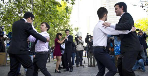 Un grupo de parejas homosexuales bailó un vals en las afueras del edificio en donde se realizó la boda