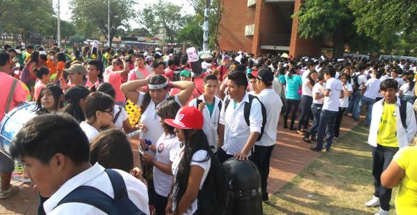 Los estudiantes con pancartas en mano, estribillos y teatro participaron de la marcha cuyo fin es concienciar contra el eso de las drogas