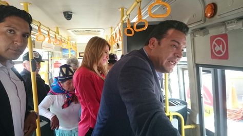 El alcalde Luis Revilla y su esposa se trasladaron de la zona Sur al centro en el bus Pumakatari. Foto: María Saucedo