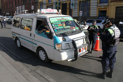 Guardias municipales controlando los minibuses en la ciudad de La Paz.