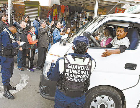 Control. Un guardia municipal emite una boleta de infracción a un chofer en la avenida Mariscal Santa Cruz.