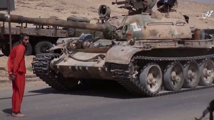 El Estado Islámico difunde la ejecución de un soldado sirio aplastado por un tanque. 