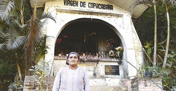 Doña Ángela junto al santuario de la virgen de Copacabana, lo poco que quedó de El Chorrito
