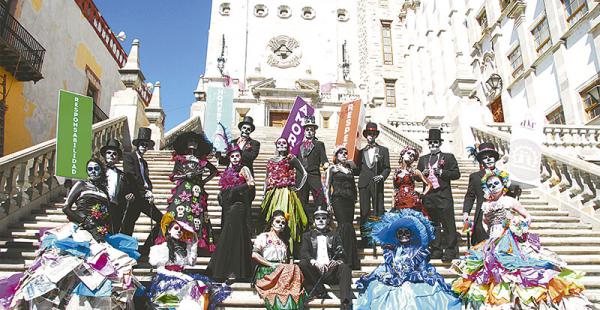 La muerte  es democrática “Rubios o morenos, ricos o pobres, todos acabarán siendo calavera” (José Guadalupe  Posada)