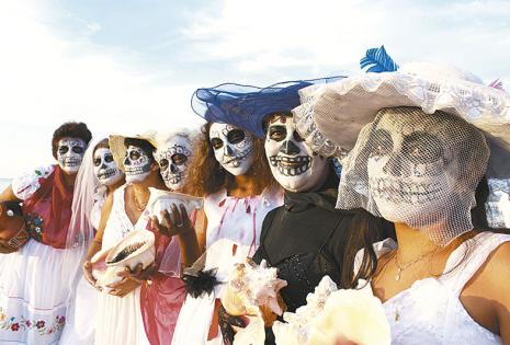La Catrina original Un ilustrador de periódicos quiso representar a esas mujeres, que estando en los huesos por la pobreza, intentaban imitar la moda importada desde Europa.