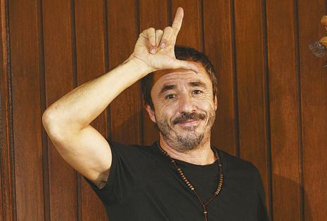 La edad parece  que la lleva en  el corazón Aunque acaba de cumplir 50 años, Pablo tiene el aspecto de un joven. Eso gracias a que hace deportes y se cuida en las comidas.