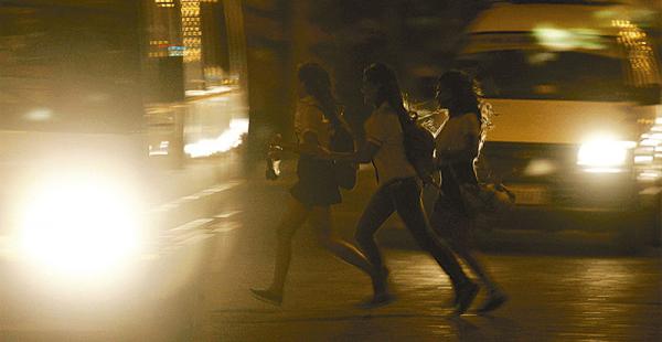 MÁS COMPLICADO POR LA NOCHE Las luces de los vehículos encandilan y convierten a los peatones en seres invisibles para los conductores, especialmente los que imprimen alta velocidad