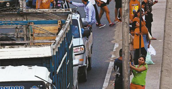 SIN RESPETAR LAS SEÑALES El angosto camellón central se convierte en refugio de los peatones, que lo utilizan para aguardar el momento de cruzar la avenida Virgen de Cotoca para llegar de          un extremo a otro. Durante el día, son miles los que arrie