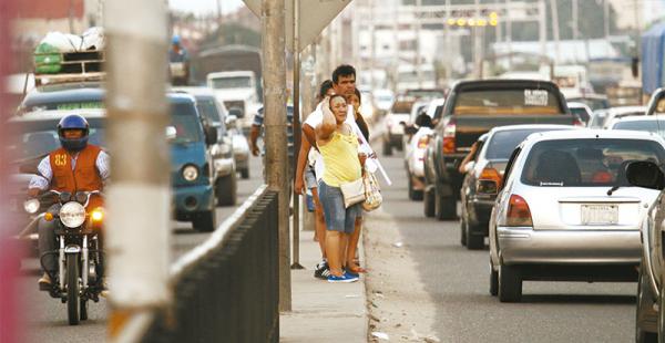 EL DIFÍCIL RETO DE LLEGAR AL FRENTE Una mujer se agarra la cabeza mientras mira el interminable desfile de vehículos que le impide llegar a su destino